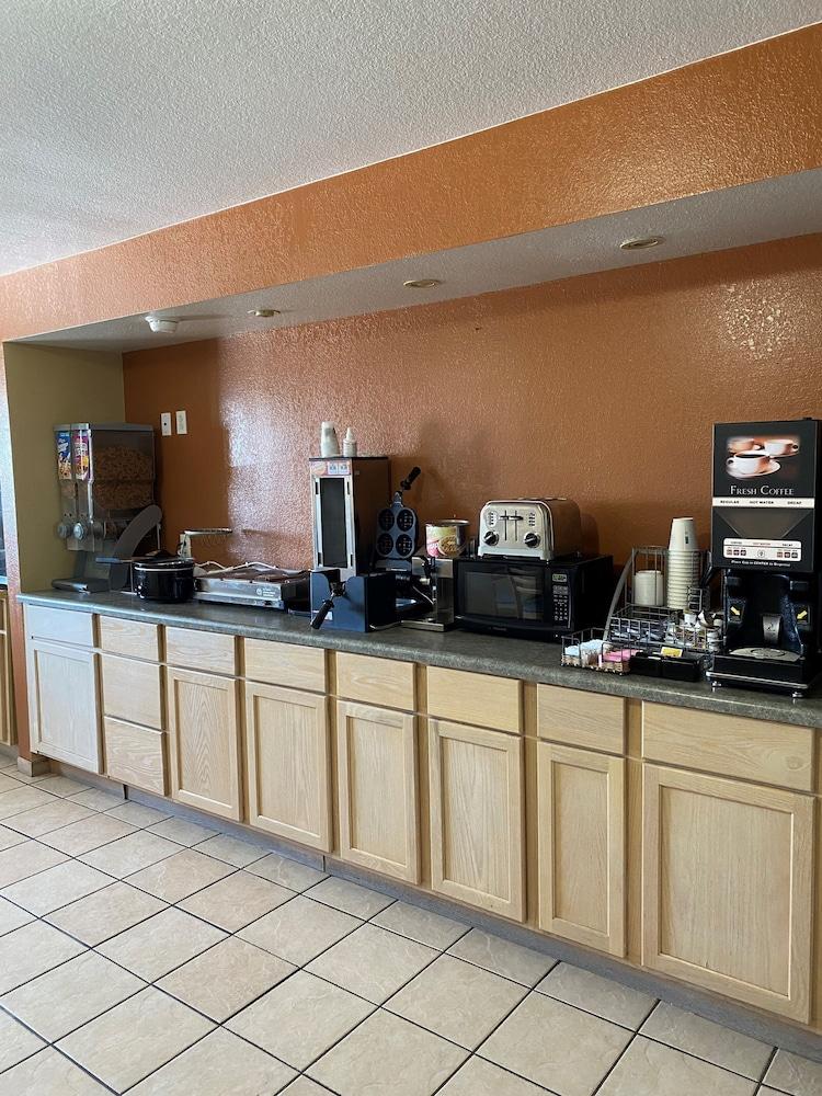 Super 8 By Wyndham Grinnell Ia Bagian luar foto