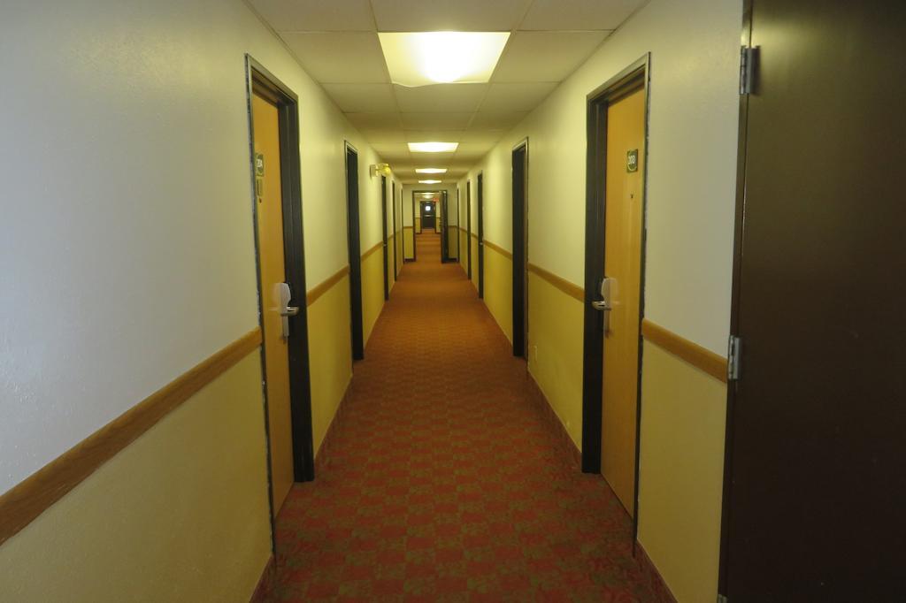 Super 8 By Wyndham Grinnell Ia Bagian luar foto