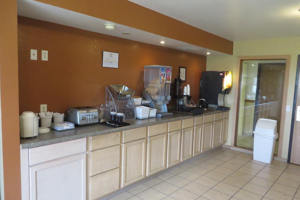 Super 8 By Wyndham Grinnell Ia Bagian luar foto