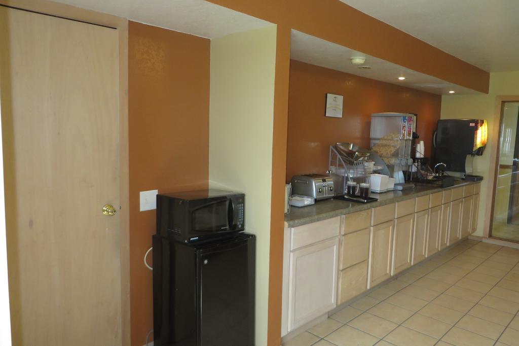Super 8 By Wyndham Grinnell Ia Bagian luar foto