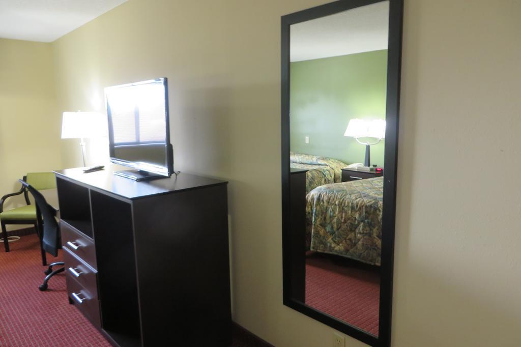 Super 8 By Wyndham Grinnell Ia Bagian luar foto