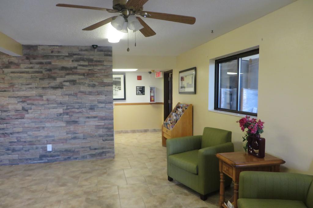 Super 8 By Wyndham Grinnell Ia Bagian luar foto