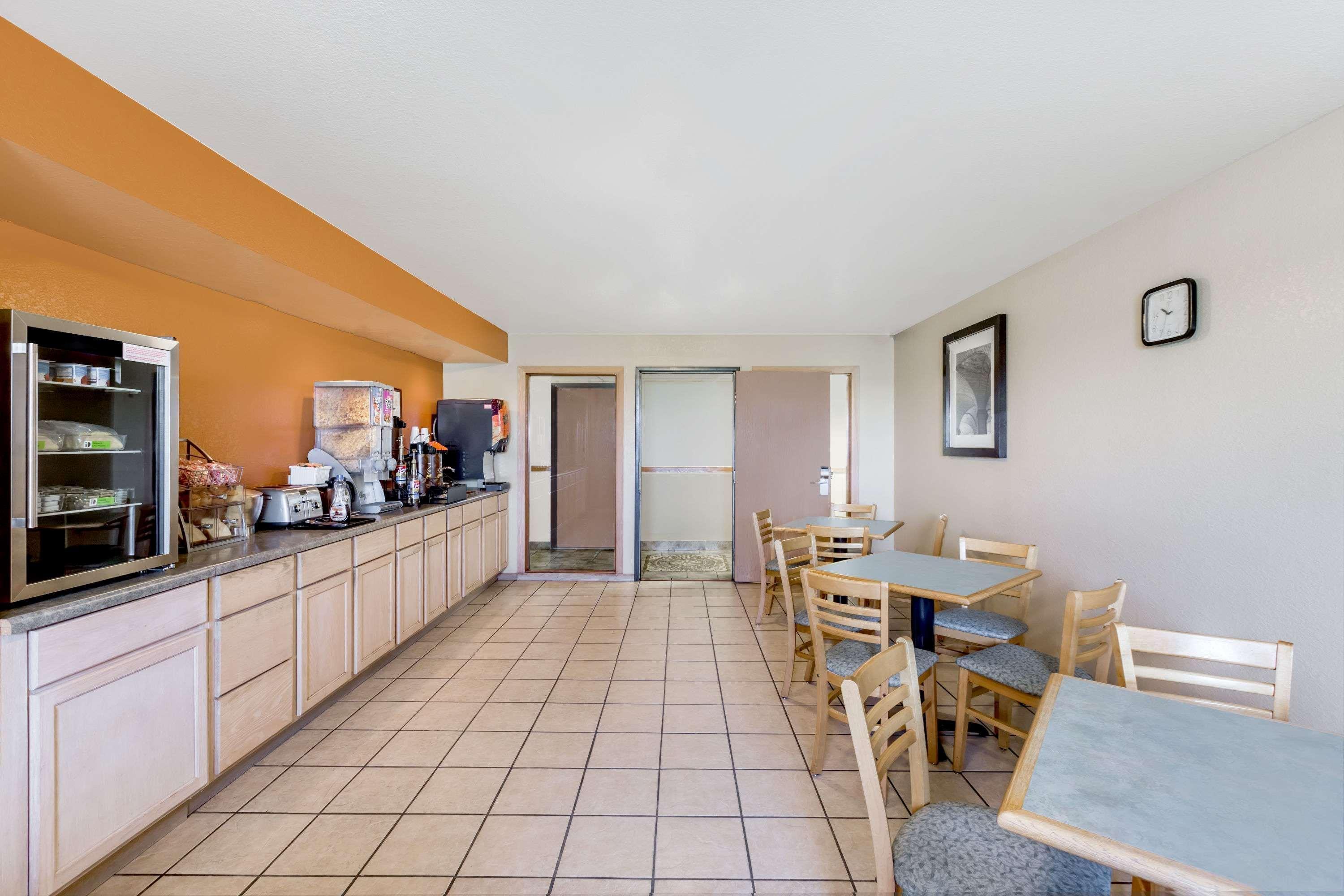Super 8 By Wyndham Grinnell Ia Bagian luar foto