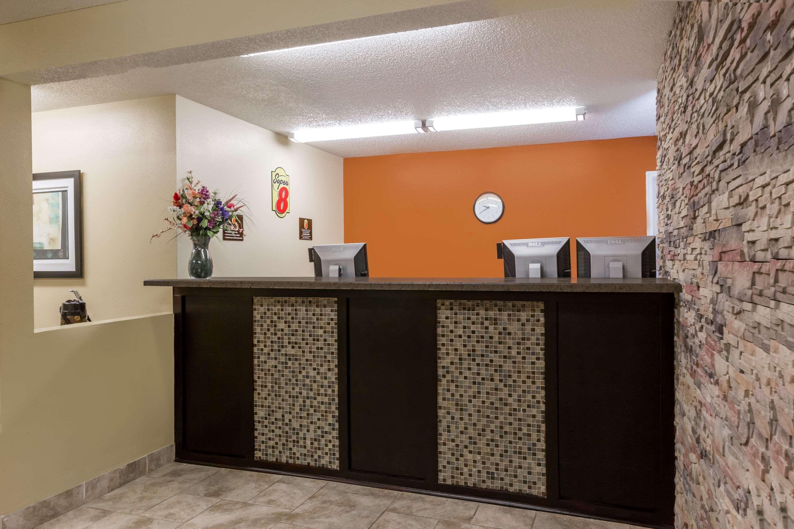 Super 8 By Wyndham Grinnell Ia Bagian luar foto