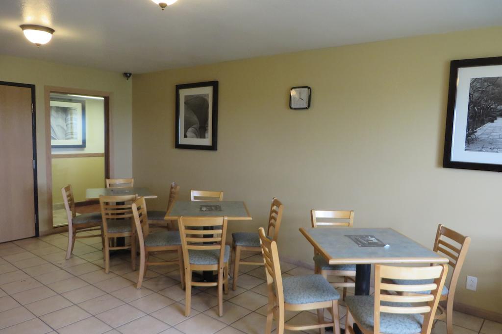 Super 8 By Wyndham Grinnell Ia Bagian luar foto