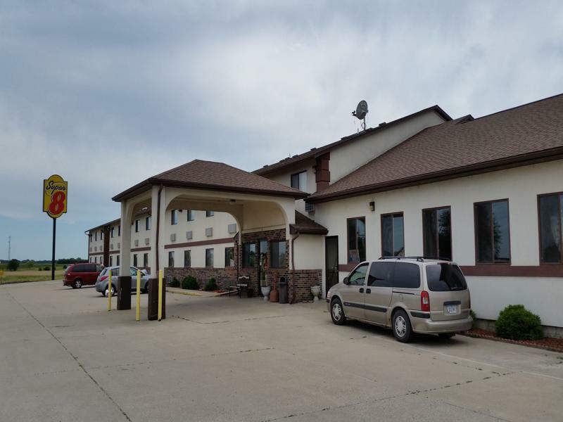 Super 8 By Wyndham Grinnell Ia Bagian luar foto